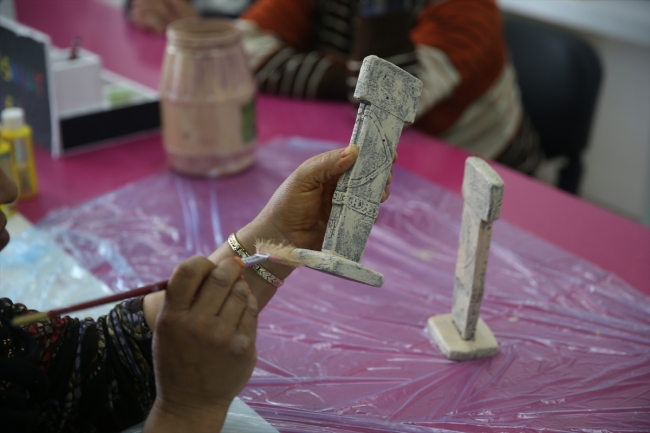 Yaşlı ve engelli kursiyerler Göbeklitepe hediyeleri tasarlıyor