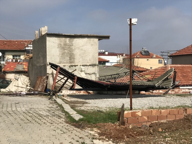 Denizli'de çöken çatının altında kalan iki işçi yaralandı