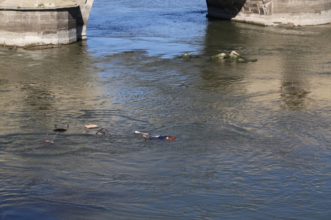 Fotoğraf çektirirken Meriç Nehri'ne düştü