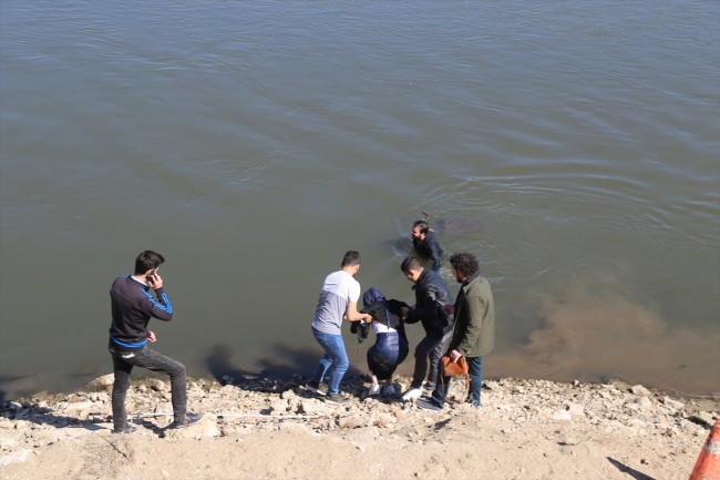 Fotoğraf çektirirken Meriç Nehri'ne düştü