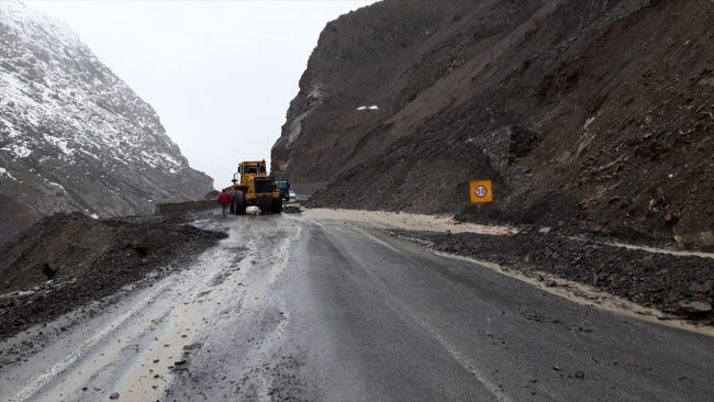 Van-Hakkari kara yoluna çığ düştü