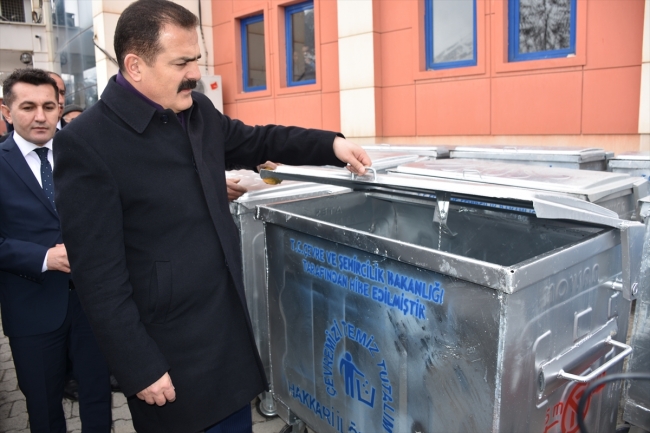 Hakkari'de köylere çöp konteyneri dağıtıldı