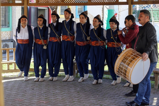 Zihinsel engelli öğrencilerden halk oyunu