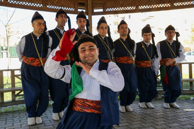 Zihinsel engelli öğrencilerden halk oyunu