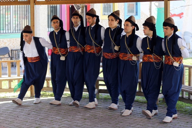 Zihinsel engelli öğrencilerden halk oyunu