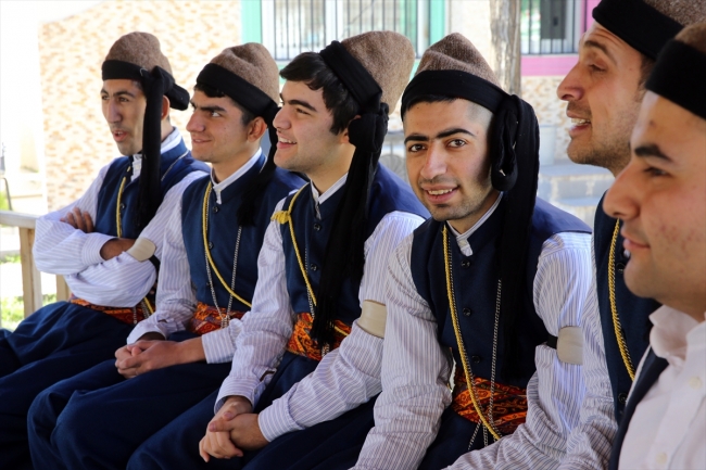 Zihinsel engelli öğrencilerden halk oyunu