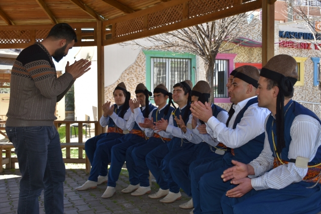 Zihinsel engelli öğrencilerden halk oyunu