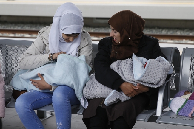 On binlerce göçmen Yunanistan’da sıkışıp kaldı