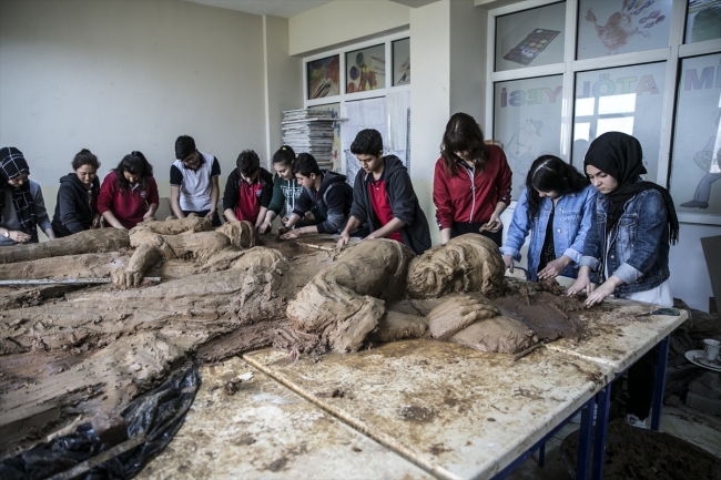 Öğrencilerin çamurdan yaptığı ilginç figürler