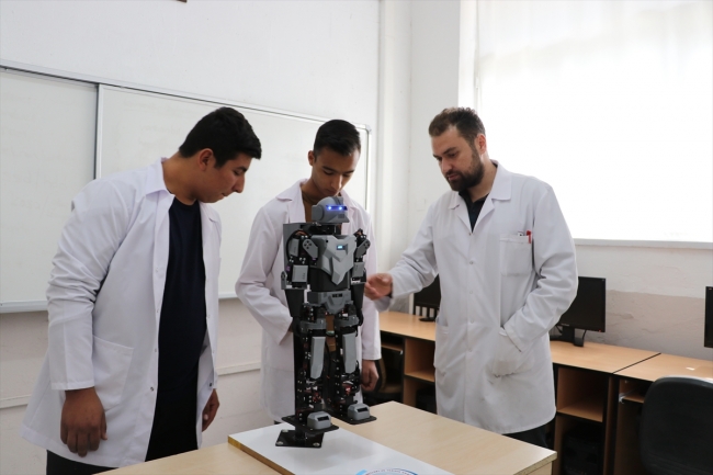 Meslek lisesi öğrencileri insansı robot tasarladı