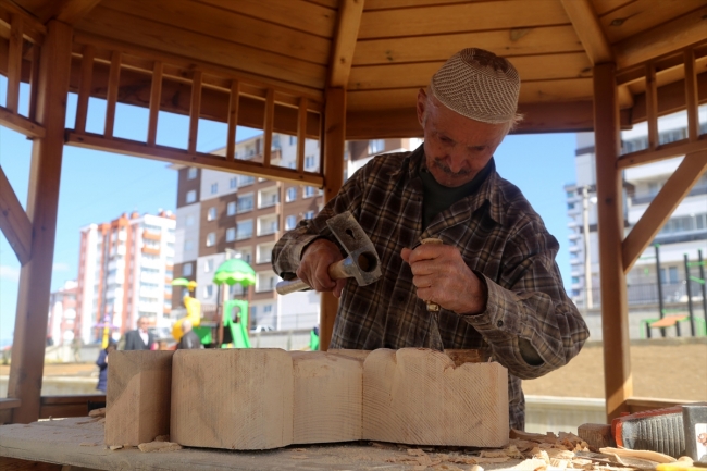 Sokağa kurduğu kameriyede sevdiği mesleği sürdürüyor