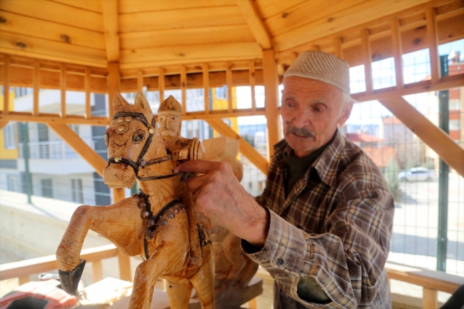 Sokağa kurduğu kameriyede sevdiği mesleği sürdürüyor