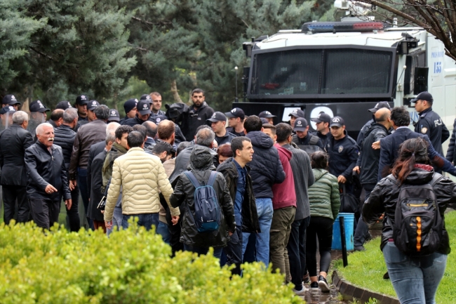 Diyarbakır'da izinsiz açıklama yapmak isteyen gruba müdahale