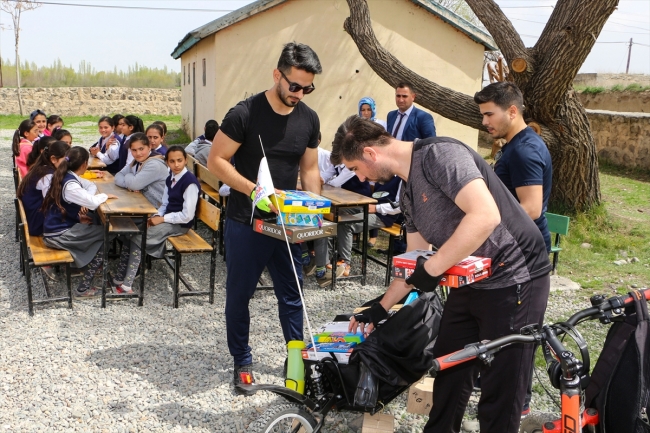 Bisikletle köy köy gezerek yetenekli çocukları keşfediyorlar