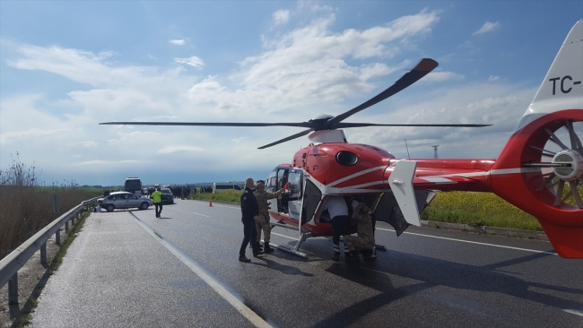 Ambulans helikopter yaralıyı almak için kara yoluna indi