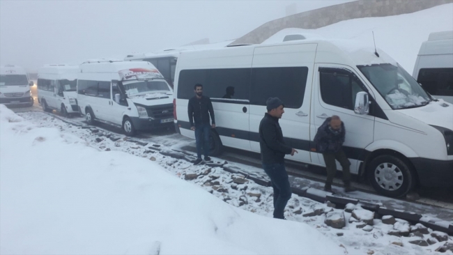 Nemrut Dağı'nda mahsur kalan 70 araçlık turist kafilesi kurtarıldı