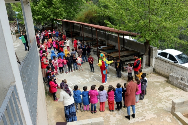 Üniversite öğrencileri köydeki çocukları sevindirdi