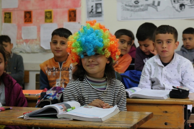 Üniversite öğrencileri köydeki çocukları sevindirdi