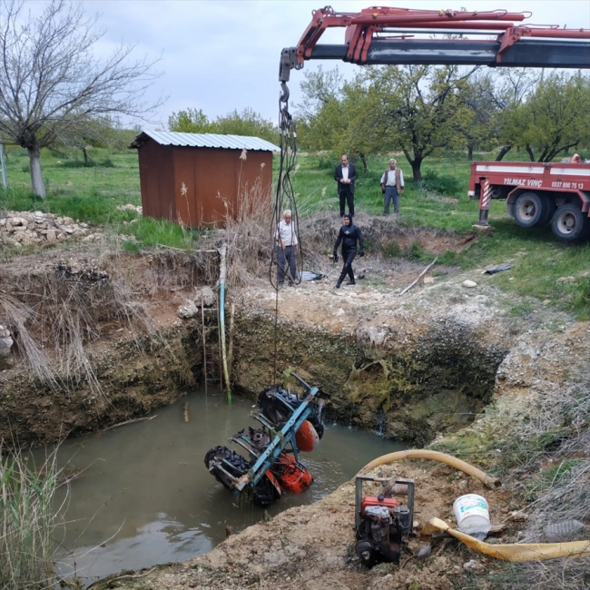 El freni çekilmeyen traktör su kuyusuna gömüldü