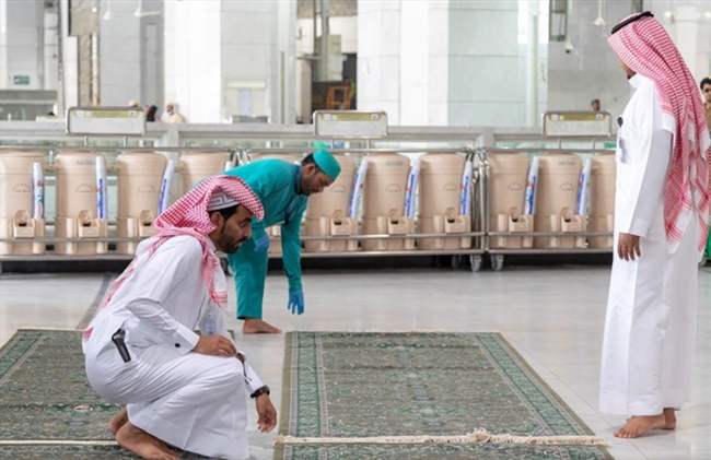 Mescid-i Haram ve Mescid-i Nebevi'nin halıları yenilendi