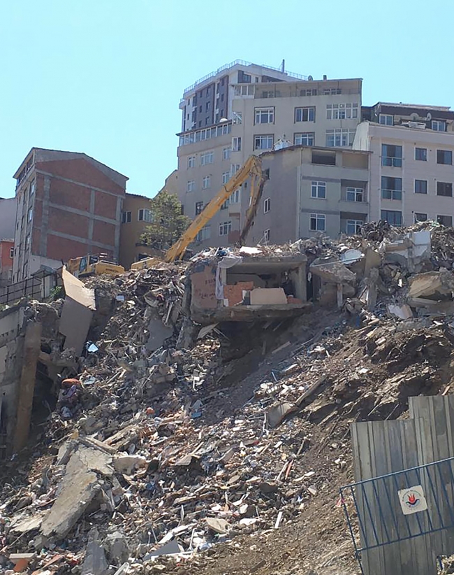 Kağıthane'de hasarlı binaların yıkımı gerçekleştiriliyor