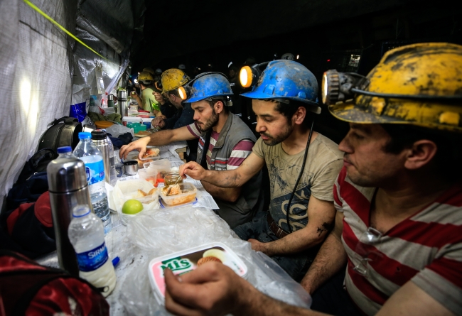 Maden işçileri, yerin 350 metre altında ilk iftarlarını yaptı