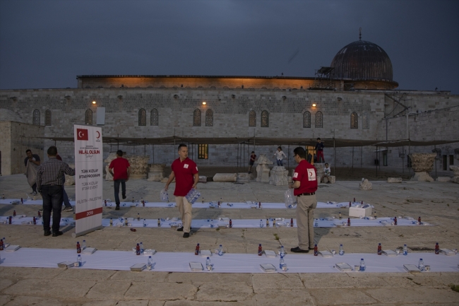 Türk Kızılayı Mescid-i Aksa'da iftar verdi