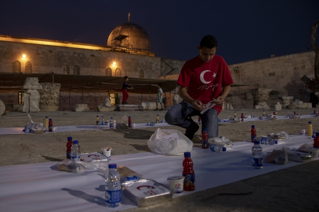 Türk Kızılayı Mescid-i Aksa'da iftar verdi