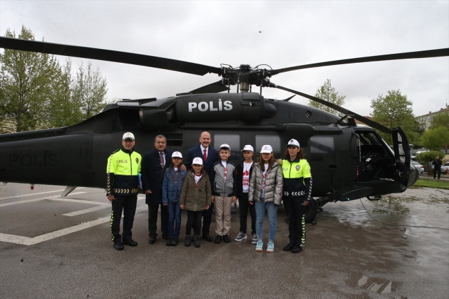 Bakan Soylu, çocuklarla birlikte helikopterle trafik denetimine katıldı