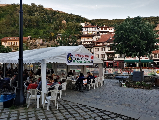 Mehmetçik Kosova'da geleneksel iftar çadırını kurdu