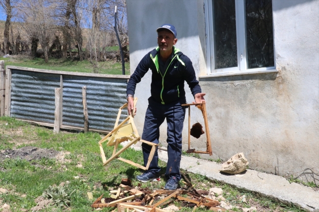 Yiyecek arayan ayılar evlere zarar verdi