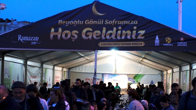 Taksim Meydanı'nda iftar sofrası kuruldu