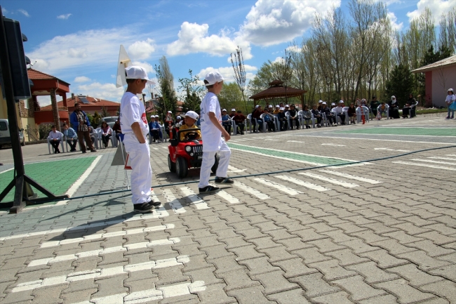 Trafik bilincini köydeki eğitim parkurunda öğreniyorlar