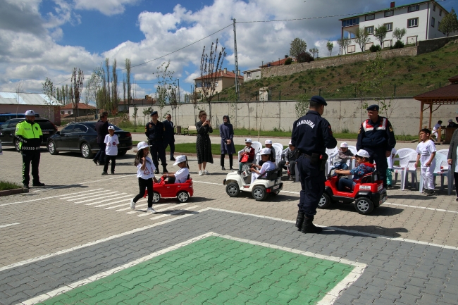 Trafik bilincini köydeki eğitim parkurunda öğreniyorlar