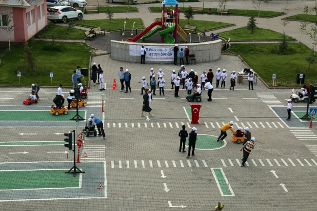 Trafik bilincini köydeki eğitim parkurunda öğreniyorlar