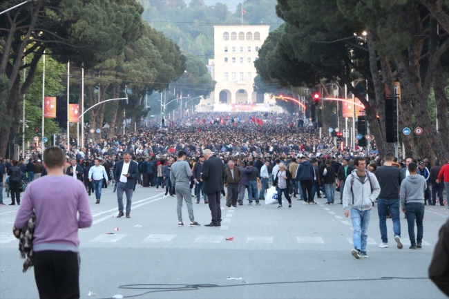 Arnavutluk'ta hükümet karşıtı protestoda gerginlik