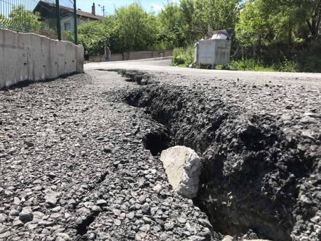 Karabük'te yolda çatlaklar oluştu