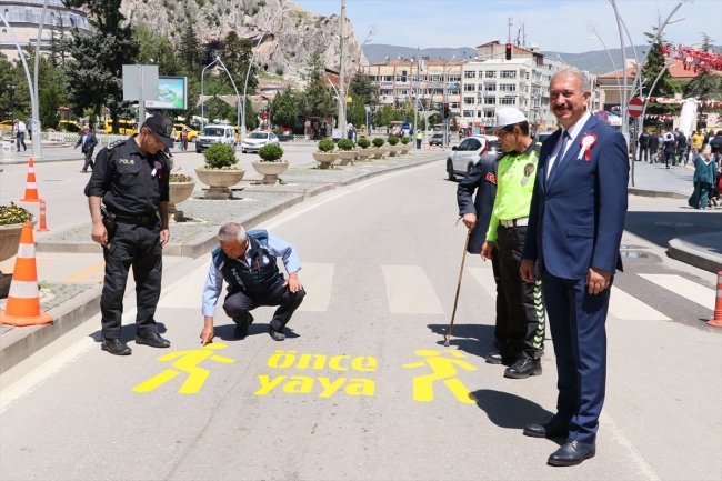 Sürücüleri yaya geçitlerinde "yaya figürleri" karşılayacak