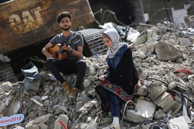 Gazze'deki AA ofisinin bulunduğu binanın enkazında şarkı yarışması