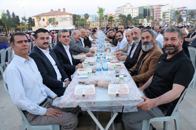 Türkler ve Suriyeliler "Halil İbrahim Sofrası"nda birlikte iftar yaptı