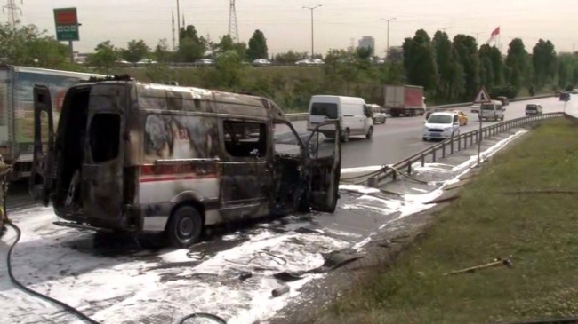 Seyir halindeyken alev alan ambulans küle döndü