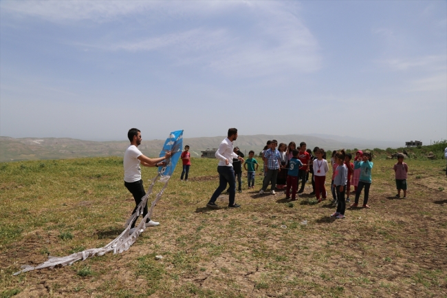 Öğrencileri için cep telefonu ve uçurtmayla drone yaptı