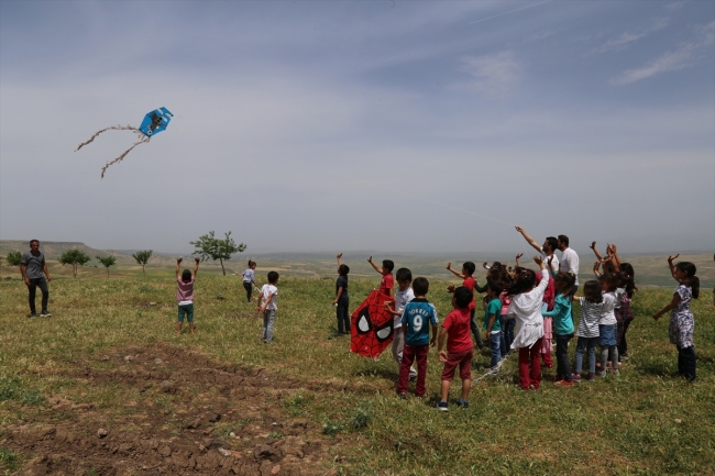 Öğrencileri için cep telefonu ve uçurtmayla drone yaptı