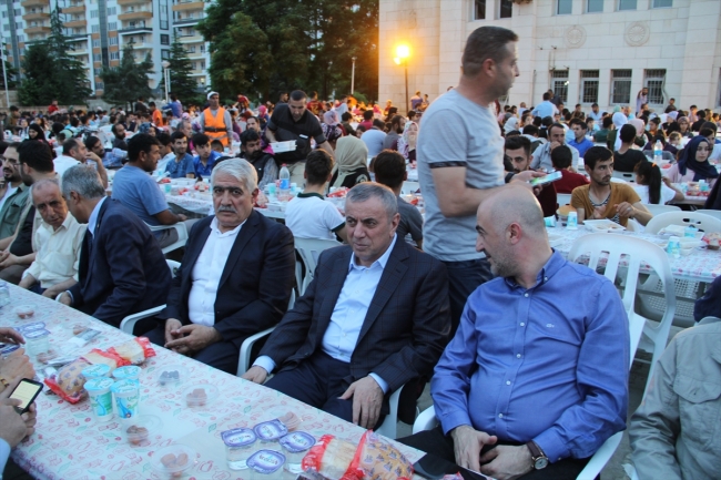 Midyat'ta ramazanın ruhu toplu iftarlarda yaşanıyor