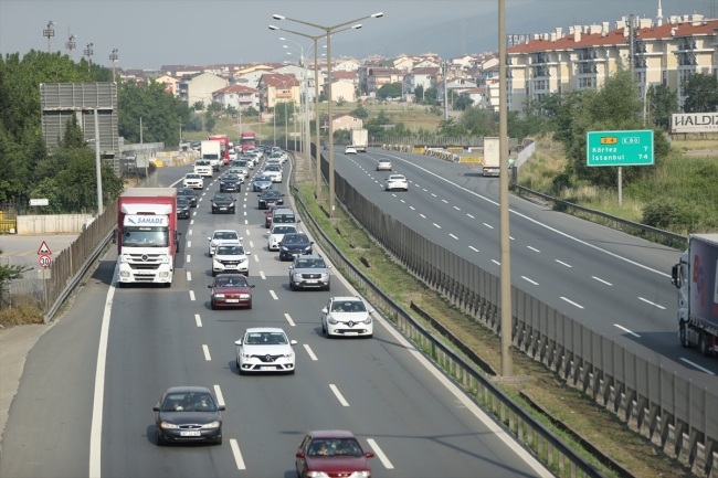 Anadolu Otoyolu'nda araç yoğunluğu