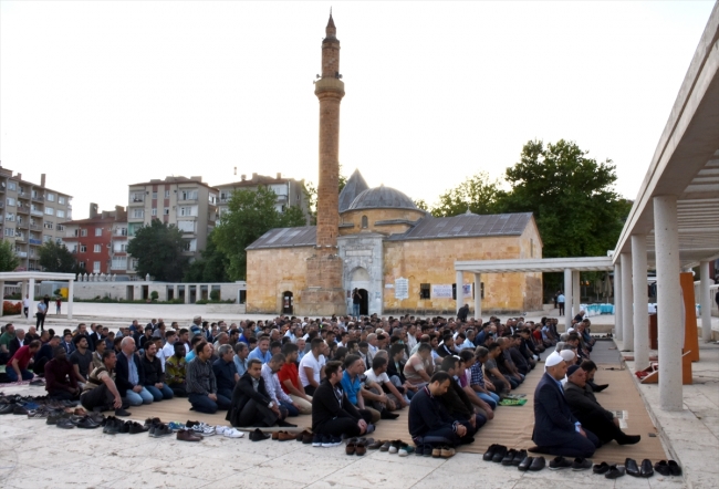 Yurt genelinde bayram idrak ediliyor