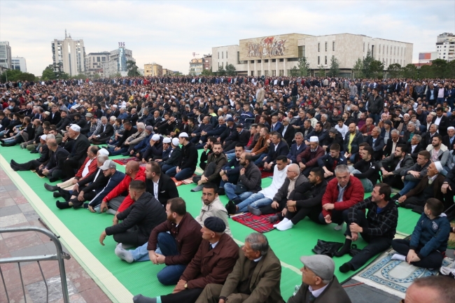 Balkanlar'daki Müslümanlar bayramı coşkuyla kutluyor