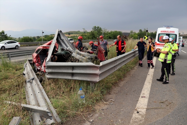 Kontrolden çıkan otomobil bariyerlere çarptı: 2 ölü