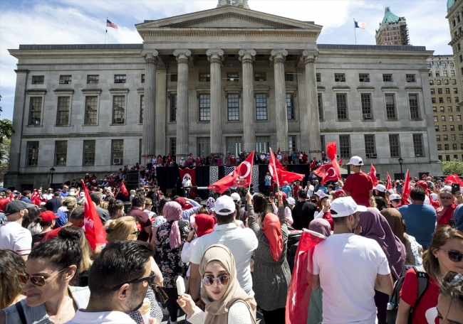 New York'ta bu yaz her yer kırmızı beyaza büründü