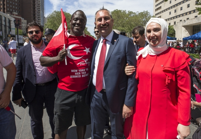 New York'ta bu yaz her yer kırmızı beyaza büründü